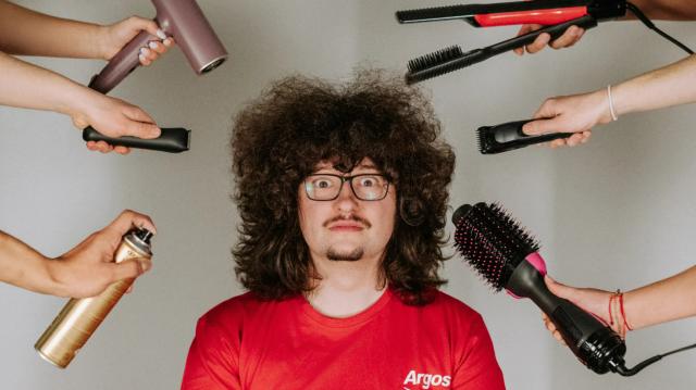 世界杯直播下载-蓄发哥：我没赚大钱，剪完头会向慈善机构捐赠头发